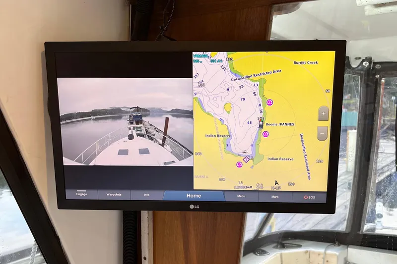 Sea Wolf Yacht Photos Pics 1994 Bayliner 4788 Pilot House Motoryacht navigation screen showing camera view and map.