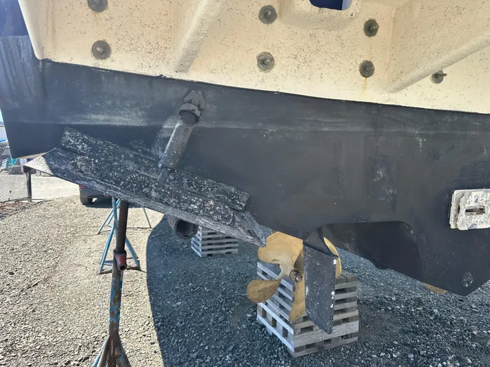  Yacht Photos Pics 2004 Sea Ray 360 Sundancer hull on blocks, showing underside details.