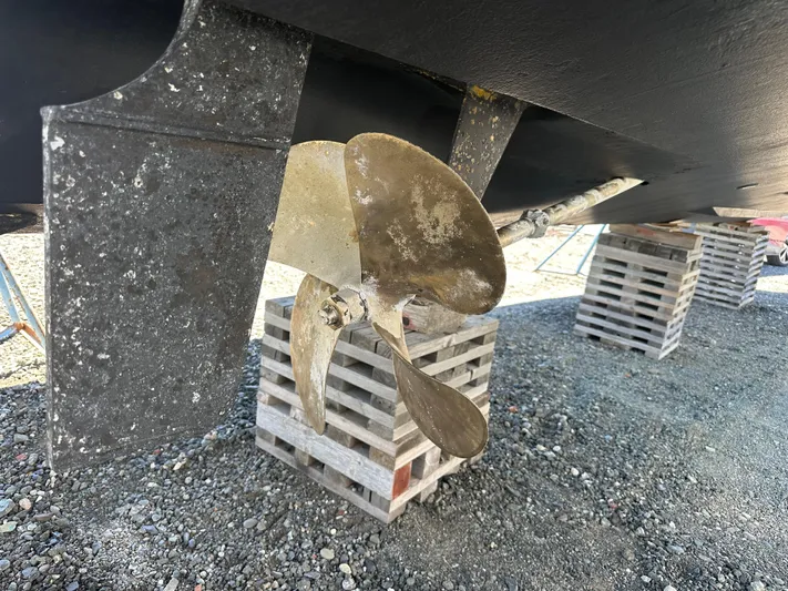  Yacht Photos Pics Propeller of 2004 Sea Ray 360 Sundancer on wooden blocks, showcasing boat maintenance.