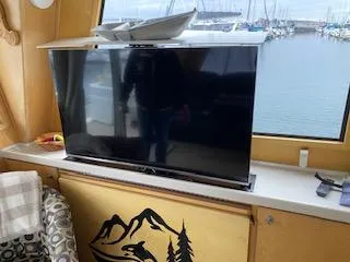 Clarity Yacht Photos Pics Interior of a 1995 Navigator 50 yacht with a TV and marina view.