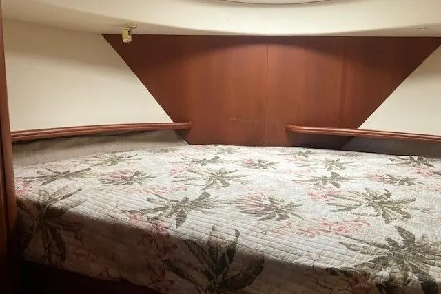  Yacht Photos Pics Interior cabin of 2006 Silverton 39 Motor Yacht with floral bedding.