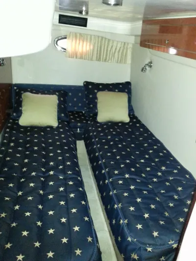 Johnny B Good Yacht Photos Pics Twin beds with star-patterned bedding in 2007 Regal Commodore 4060 cabin.