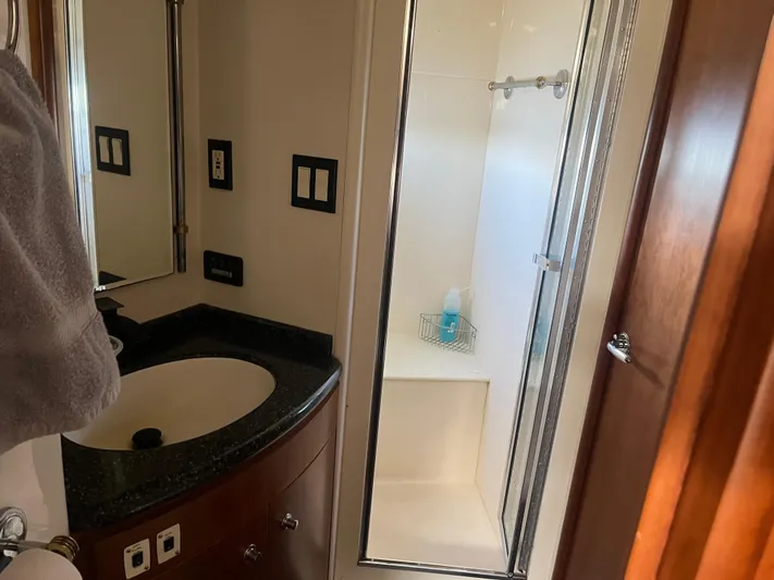  Yacht Photos Pics Bathroom interior of 1999 Carver 530 Voyager Pilothouse with sink and shower.