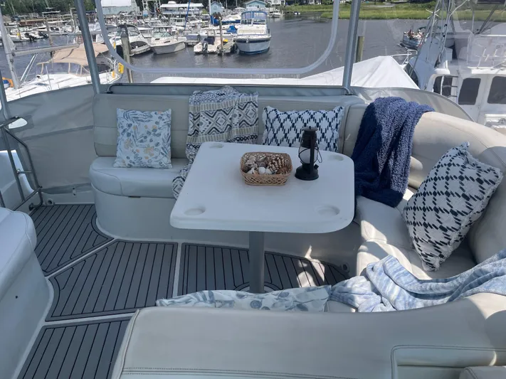  Yacht Photos Pics 1999 Carver 530 Voyager Pilothouse yacht interior with cozy seating and decorative pillows.