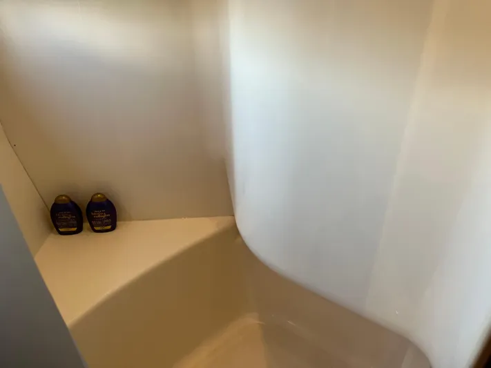  Yacht Photos Pics Shower area in 1999 Carver 530 Voyager Pilothouse with shampoo bottles.