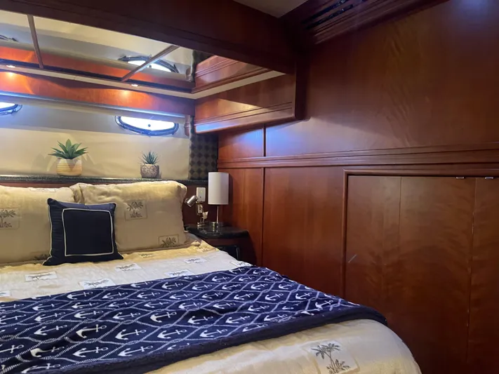  Yacht Photos Pics Luxurious bedroom interior of 1999 Carver 530 Voyager Pilothouse yacht.