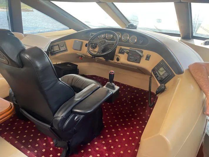  Yacht Photos Pics Interior of 1999 Carver 530 Voyager Pilothouse with leather captain's chair and control panel.