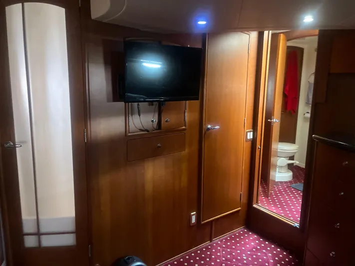  Yacht Photos Pics Interior of 1999 Carver 530 Voyager Pilothouse with wood paneling and TV.