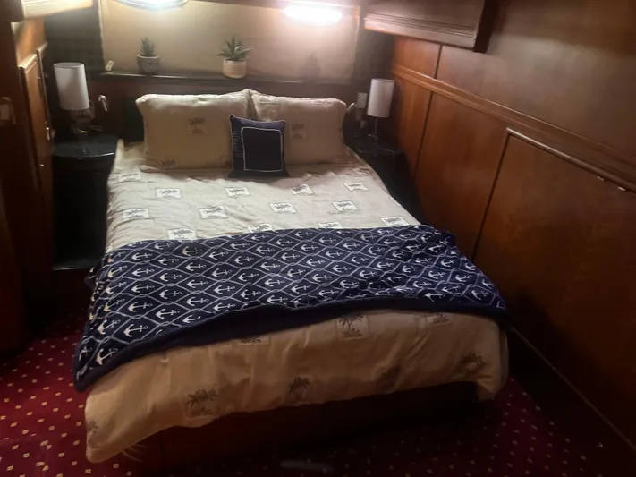  Yacht Photos Pics Cozy bedroom in 1999 Carver 530 Voyager Pilothouse with nautical-themed bedding.