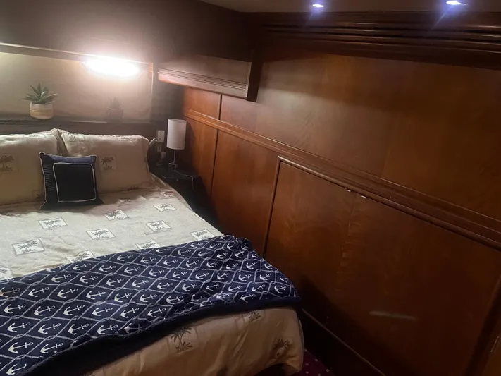  Yacht Photos Pics Cozy bedroom in 1999 Carver 530 Voyager Pilothouse with wooden paneling and nautical decor.