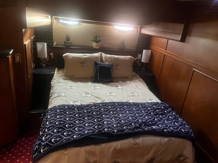  Yacht Photos Pics Cozy bedroom in 1999 Carver 530 Voyager Pilothouse with nautical-themed bedding.
