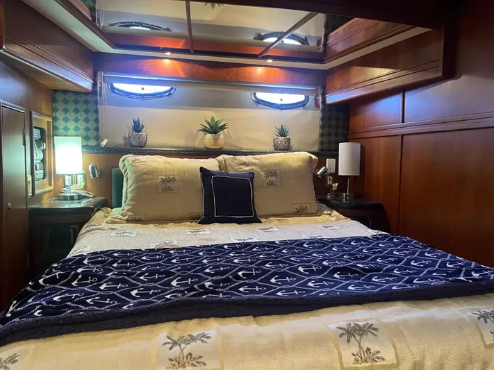  Yacht Photos Pics Luxurious bedroom interior of 1999 Carver 530 Voyager Pilothouse yacht with elegant decor.