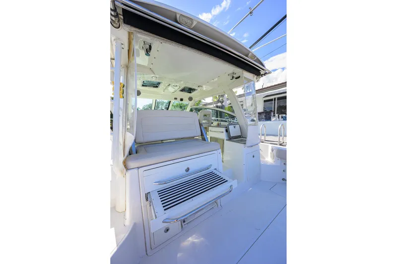 F-troop Yacht Photos Pics 2017 Boston Whaler 345 Conquest interior with seating and storage, showcasing luxury and functionality.