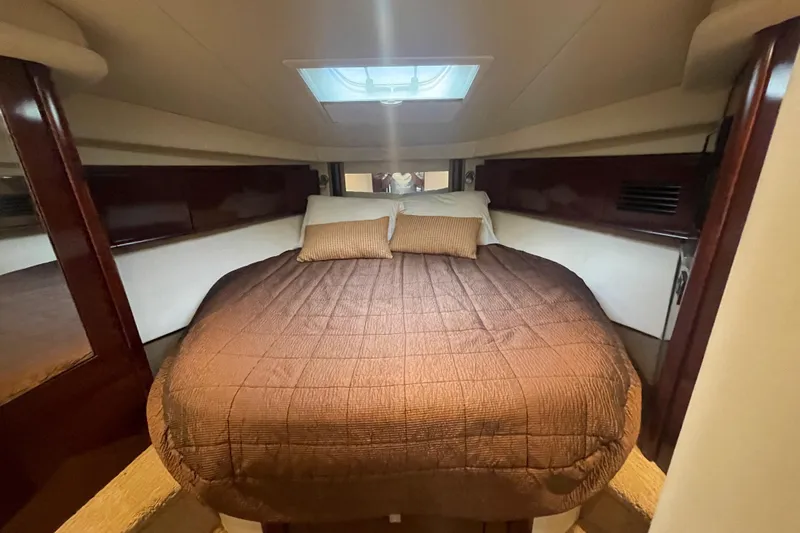 Maddie Janes Yacht Photos Pics 2009 Sea Ray 40 Sundancer cabin with cozy bed and skylight.