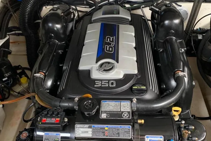 Cri Stellae Yacht Photos Pics Engine of a 2018 Formula 350 Crossover Bowrider, featuring a 6.2L Mercury motor.