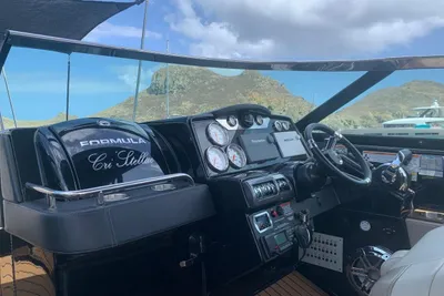 Formula 350 Crossover Bowrider