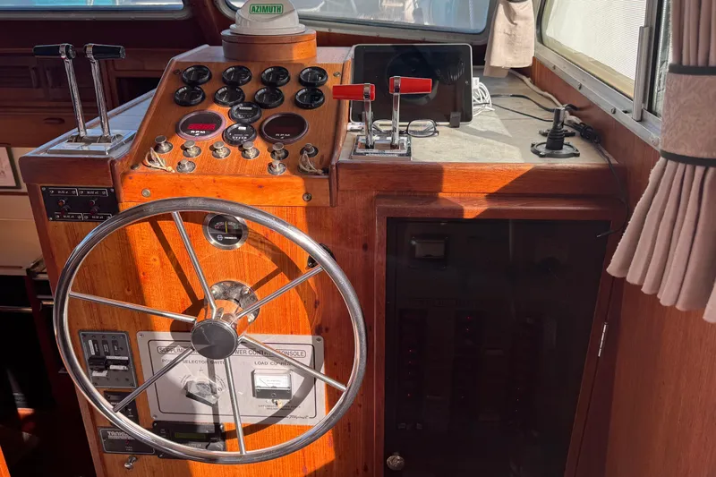 Lone Wolf Yacht Photos Pics Lower helm station
