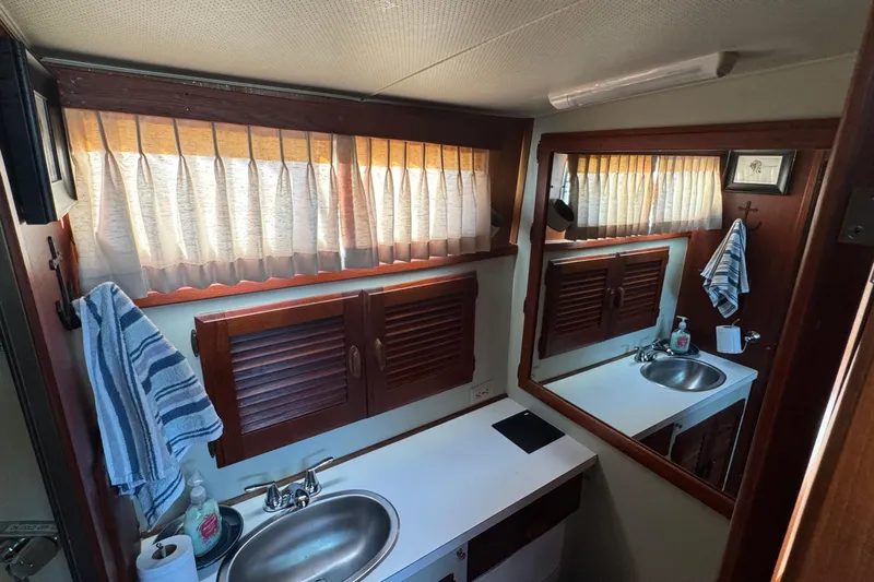 Lone Wolf Yacht Photos Pics Guest head