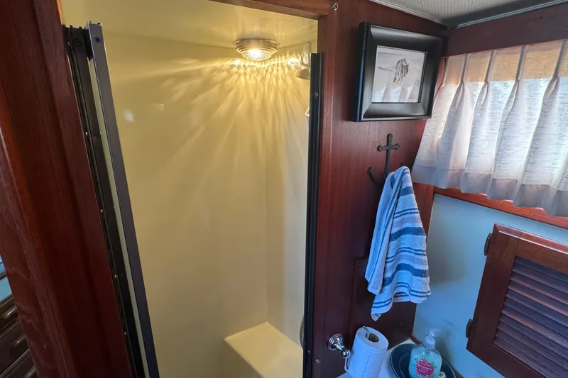 Lone Wolf Yacht Photos Pics Guest head - shower stall