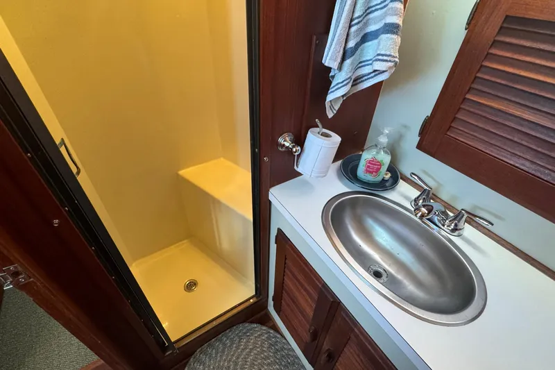 Lone Wolf Yacht Photos Pics Guest head - shower stall