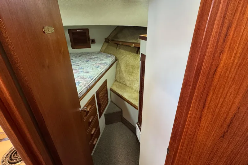 Lone Wolf Yacht Photos Pics Forward berth with side-v double