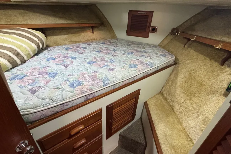 Lone Wolf Yacht Photos Pics Forward berth with side-v double