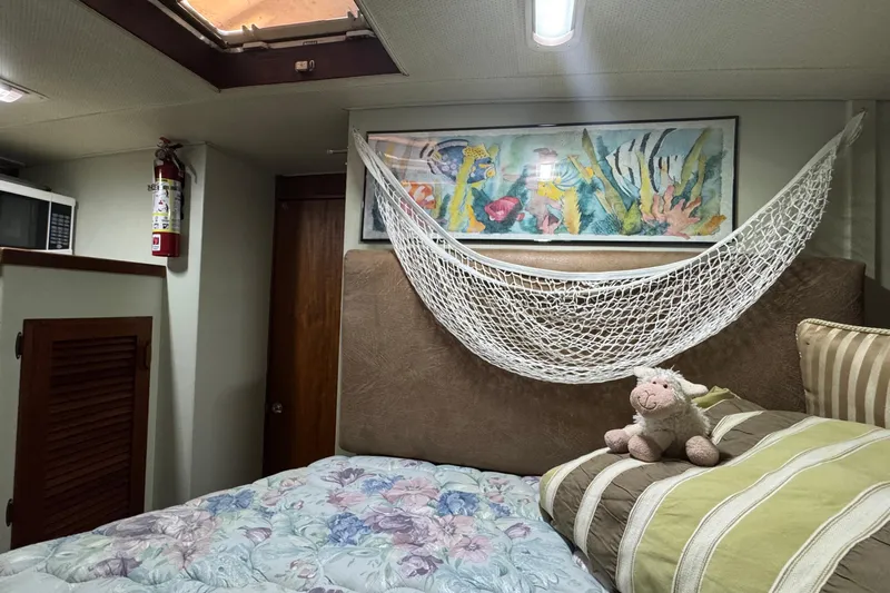 Lone Wolf Yacht Photos Pics Forward berth with side-v double