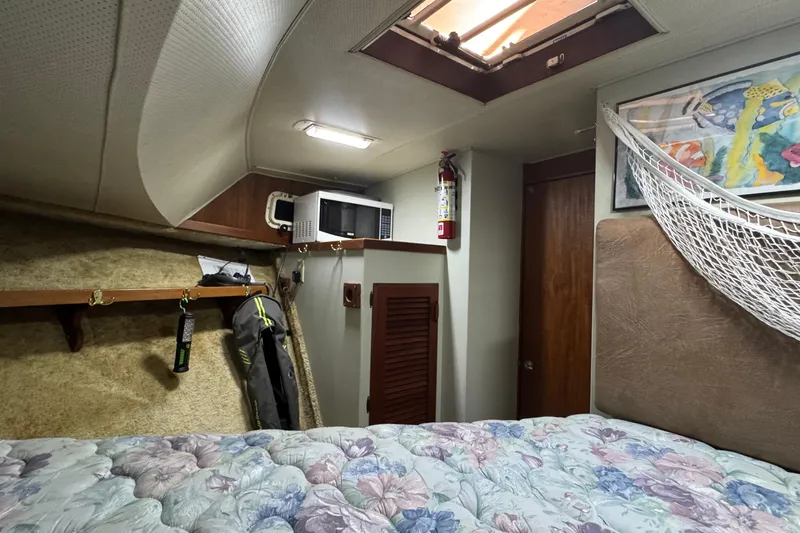 Lone Wolf Yacht Photos Pics Forward berth with side-v double