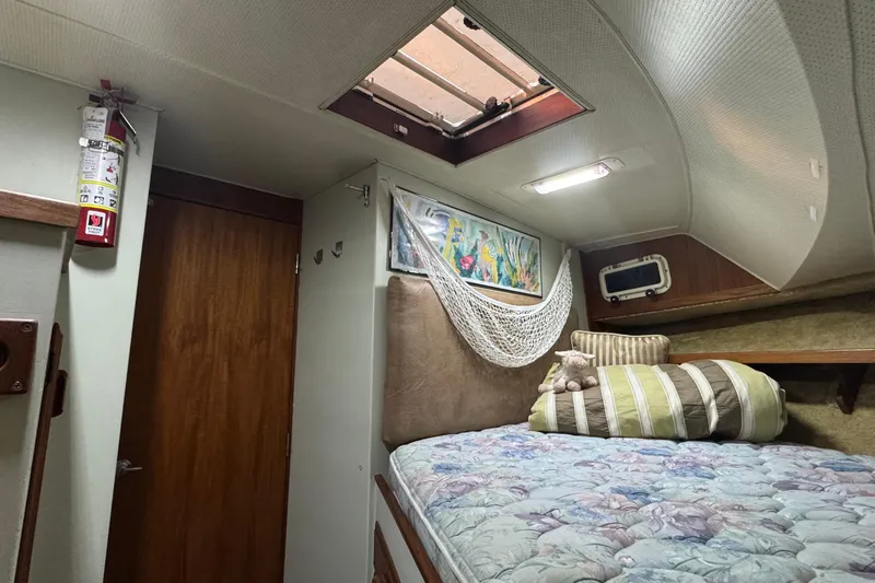 Lone Wolf Yacht Photos Pics Forward berth with side-v double