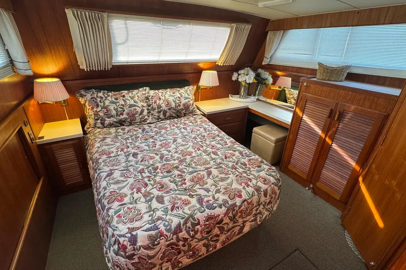 Lone Wolf Yacht Photos Pics Island double in master stateroom
