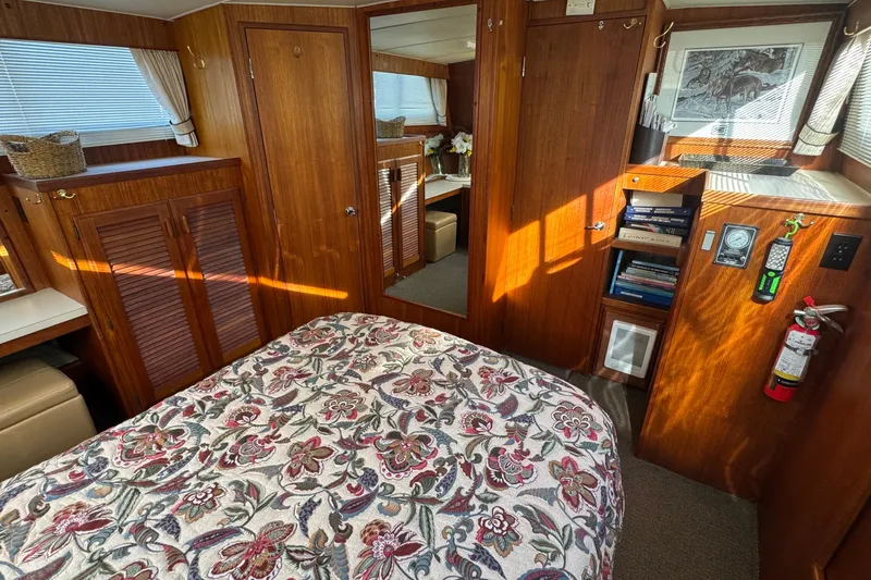 Lone Wolf Yacht Photos Pics Master stateroom large mirror