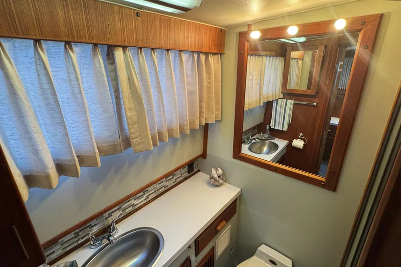 Lone Wolf Yacht Photos Pics Master head