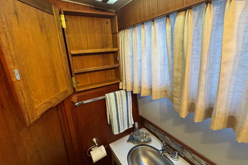 Lone Wolf Yacht Photos Pics Master head