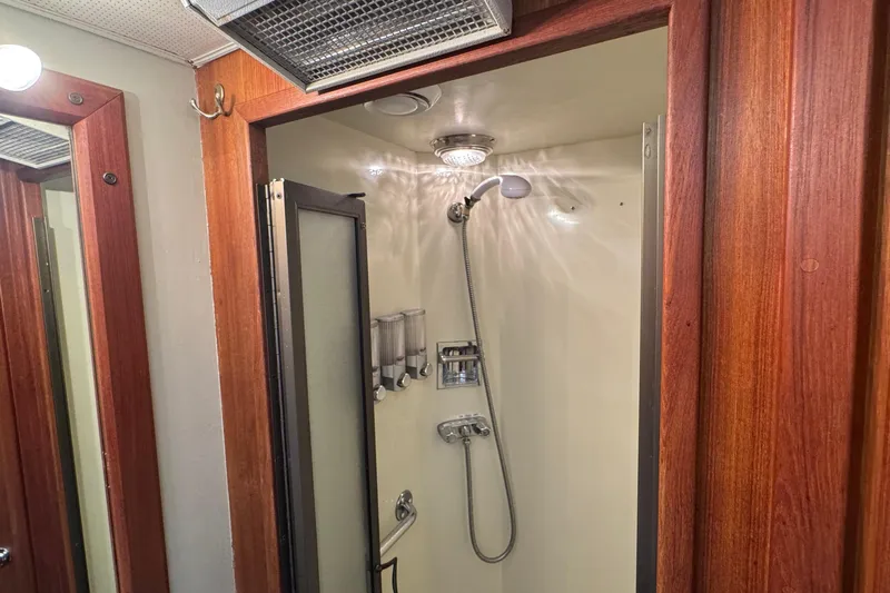 Lone Wolf Yacht Photos Pics Master head - enclosed shower