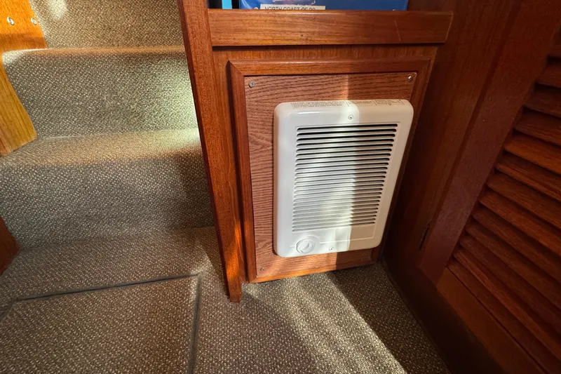 Lone Wolf Yacht Photos Pics Electric heat in master stateroom