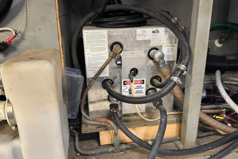 Lone Wolf Yacht Photos Pics Kuuma water heater