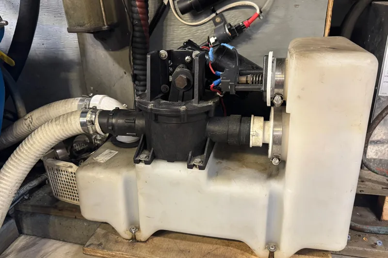 Lone Wolf Yacht Photos Pics Vacuflush tank