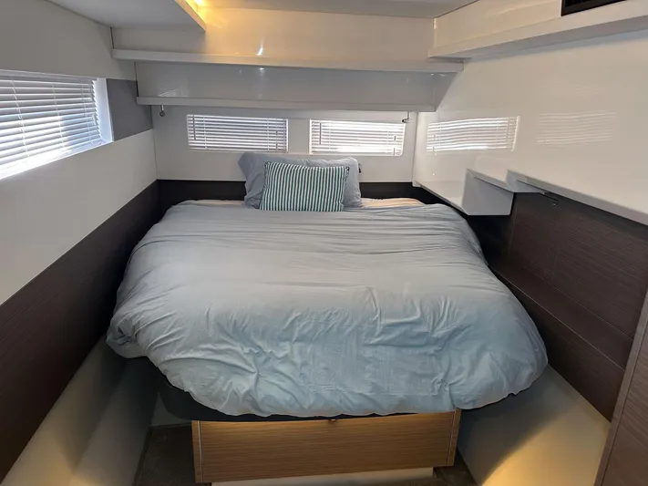 Hamlet Yacht Photos Pics Cozy Master Stateroom / Bedroom  With Modern Design And Natural Light.