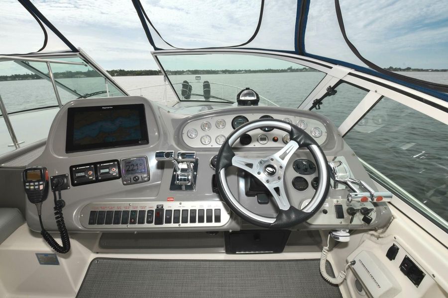 2007 Cruisers Yachts 370 Express