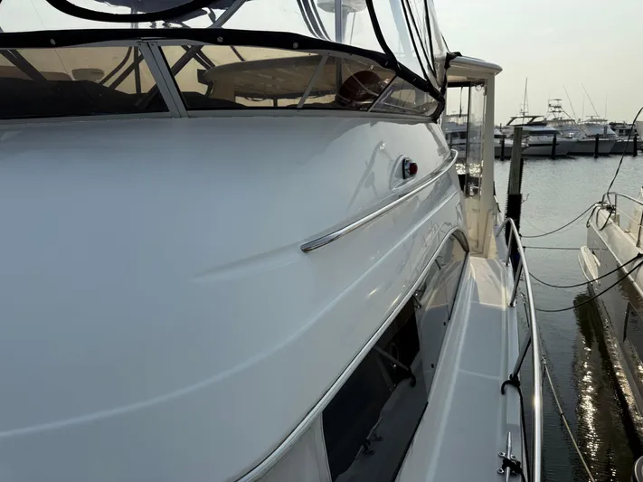 Jamm Yacht Photos Pics 2005 Meridian 459 Motoryacht docked at marina, showcasing sleek design and spacious deck.
