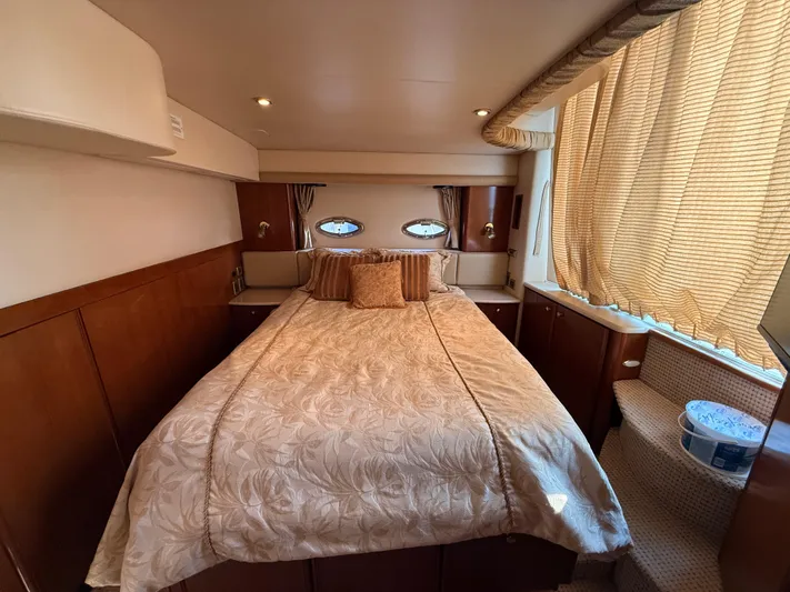 Jamm Yacht Photos Pics Luxurious bedroom interior of 2005 Meridian 459 Motoryacht with elegant bedding and natural light.
