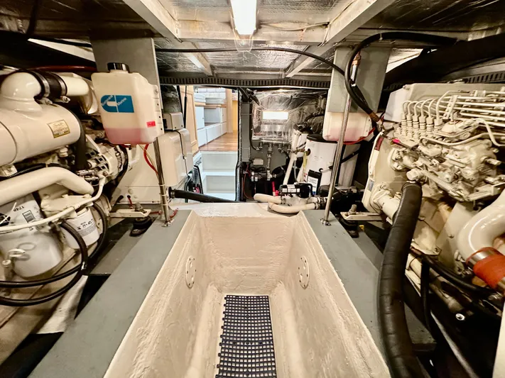 Dawn Yacht Photos Pics Engine room of 1995 Carver 440 Aft Cabin Motor Yacht, showcasing dual engines and mechanical components.