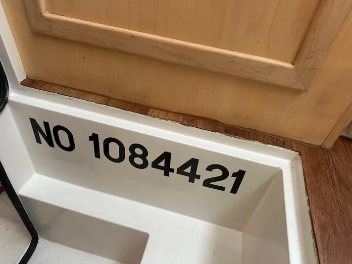 Dawn Yacht Photos Pics 1995 Carver 440 Aft Cabin Motor Yacht interior with registration number 1084421.