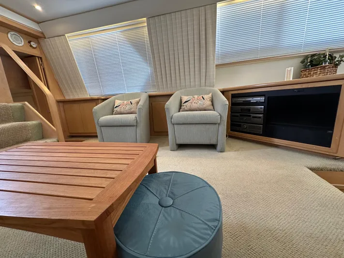 Dawn Yacht Photos Pics Interior of 1995 Carver 440 Aft Cabin Motor Yacht with cozy seating and entertainment area.