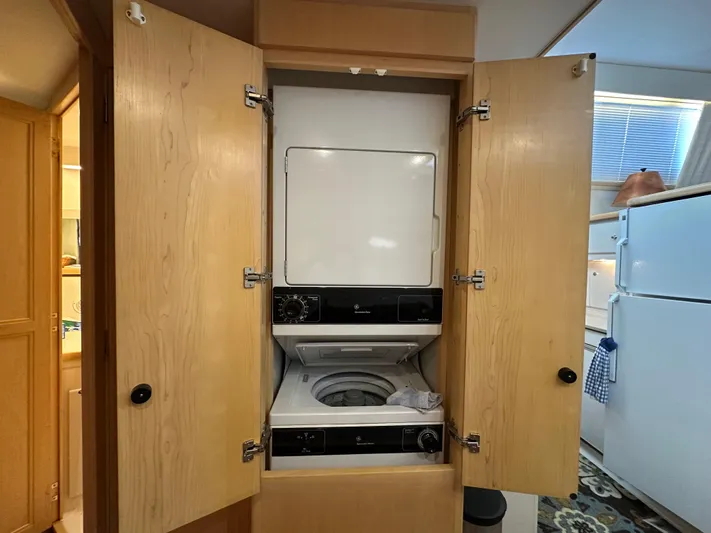 Dawn Yacht Photos Pics Laundry area in 1995 Carver 440 Aft Cabin Motor Yacht with washer and dryer.