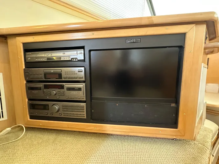 Dawn Yacht Photos Pics Entertainment system in a 1995 Carver 440 Aft Cabin Motor Yacht, featuring audio and video equipment.