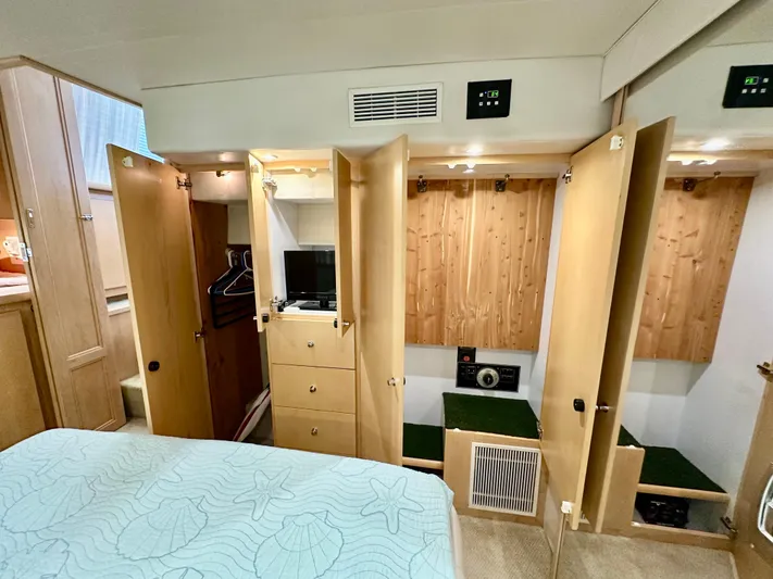 Dawn Yacht Photos Pics 1995 Carver 440 Aft Cabin Motor Yacht interior with wood cabinets and cozy bedding.