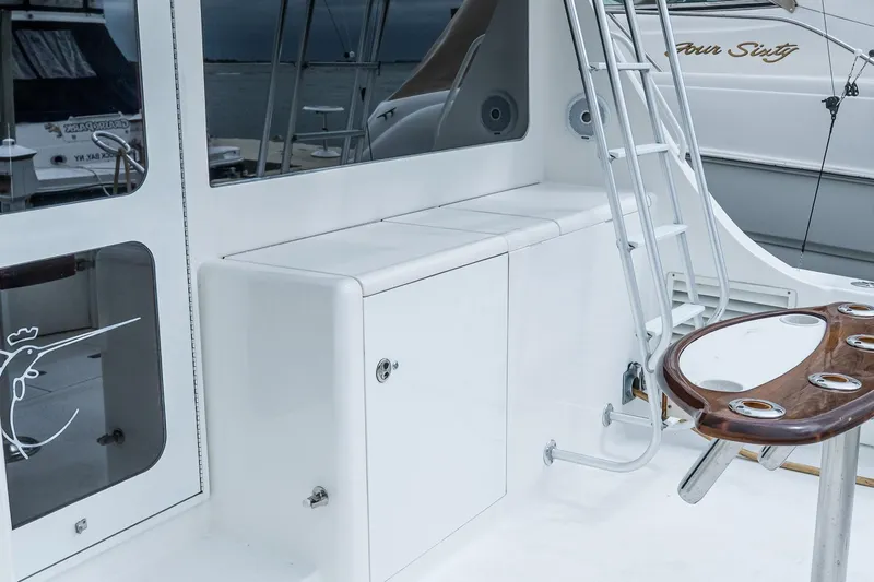 Peeling Drag Yacht Photos Pics 2003 Egg Harbor 42 Convertible yacht deck with ladder and fishing rod holders.