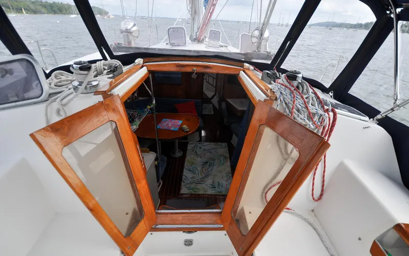 Kanga Yacht Photos Pics Catalin 42 MKI - Kanga - Companionway