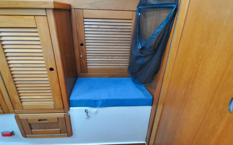 Kanga Yacht Photos Pics Catalin 42 MKI - Kanga - Forward Cabin - Settee